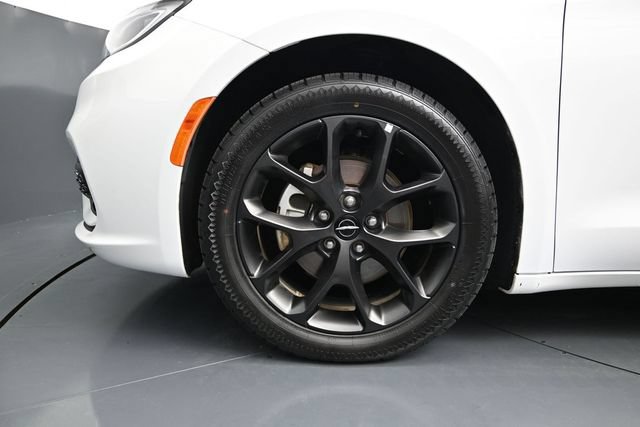 Used 2025 Chrysler Pacifica Limited FWD image 17