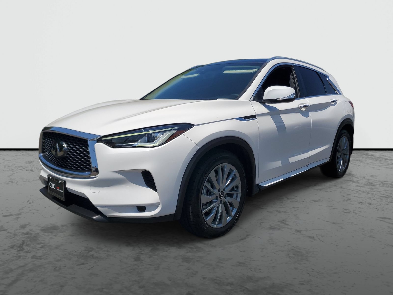 Used 2023 INFINITI QX50 Luxe FWD image 2