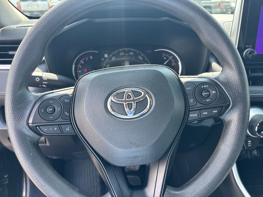 Used 2025 Toyota RAV4 XLE AWD/4WD image 17