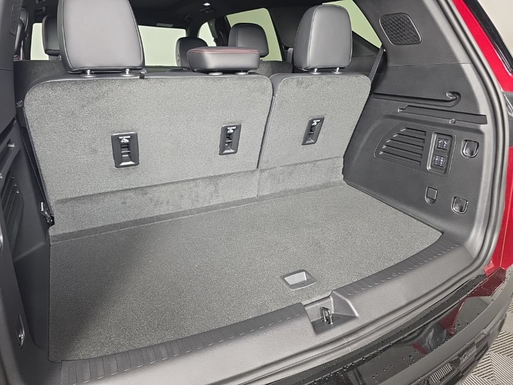 New 2027 Chevrolet Traverse RS w/ LPO, Floor Liner Package FWD image 32
