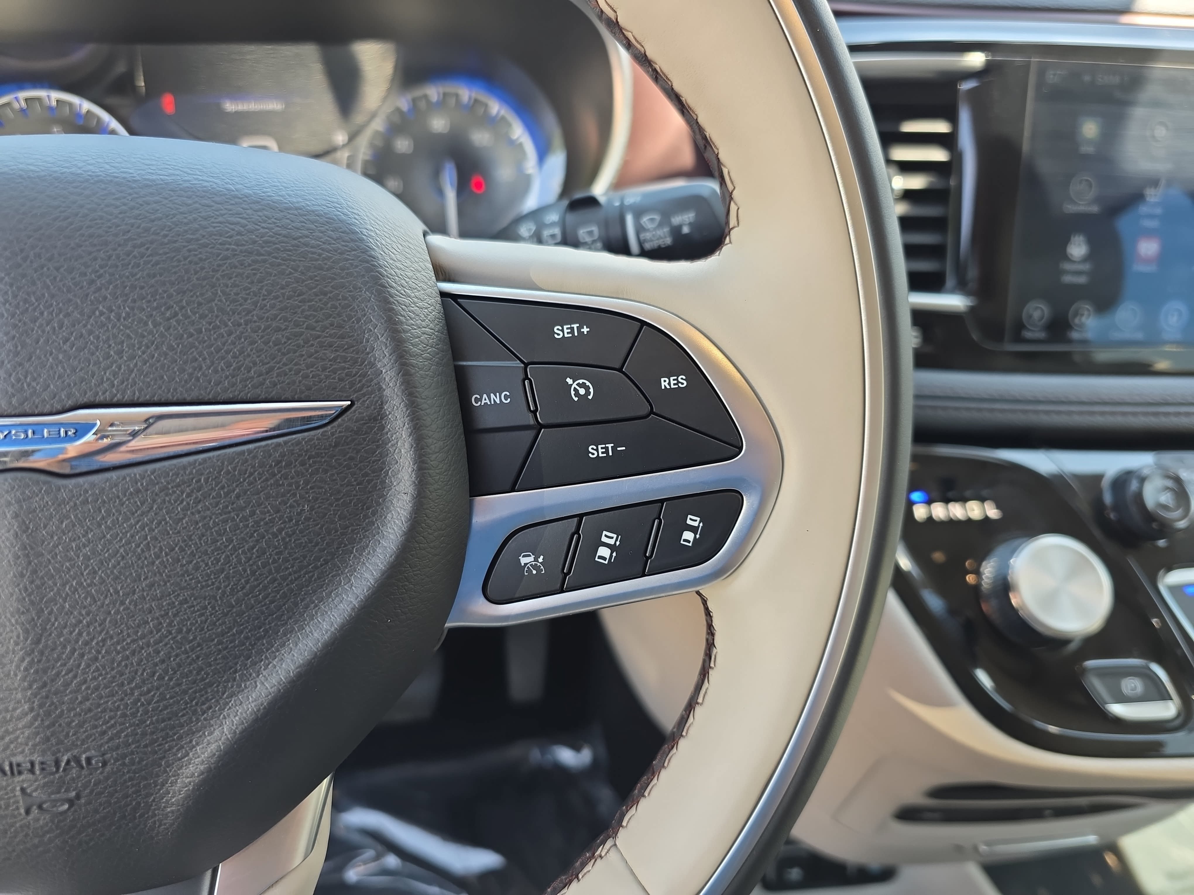 Used 2017 Chrysler Pacifica Limited FWD image 16
