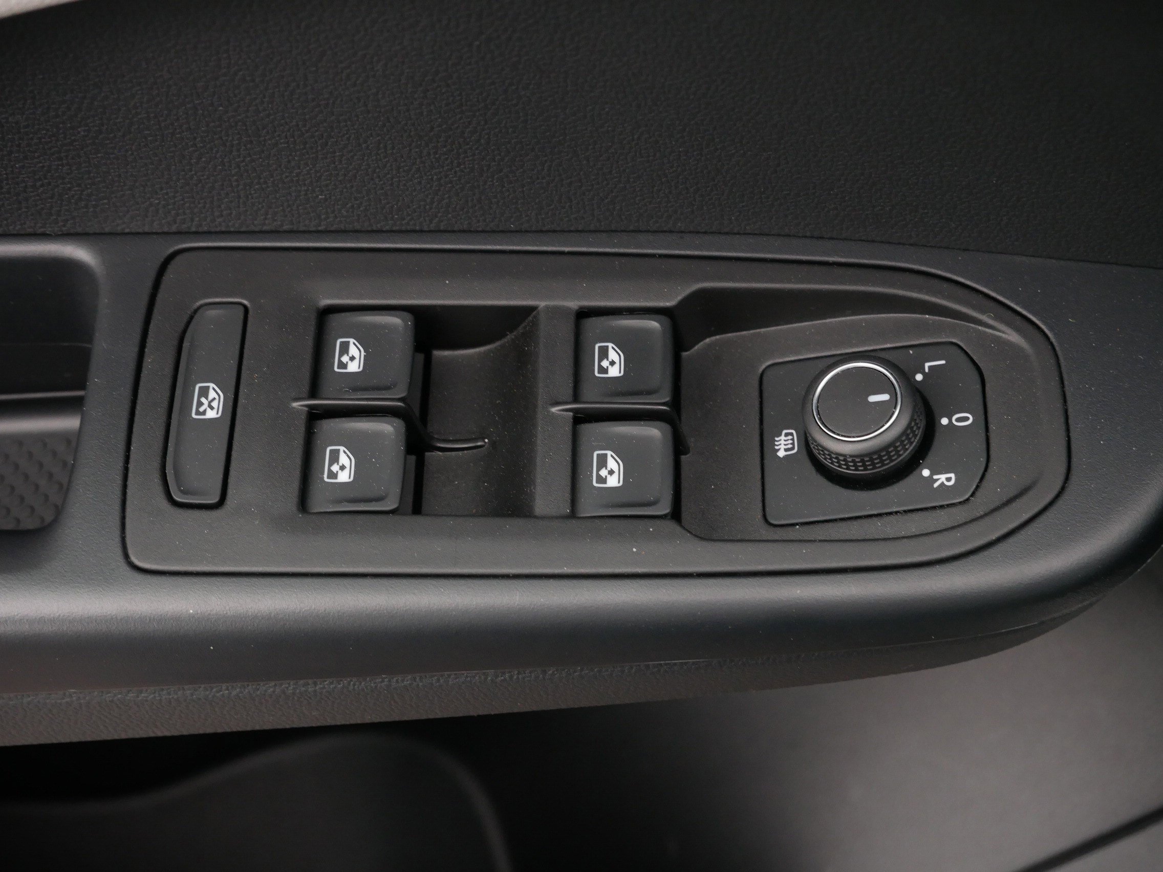 Certified 2025 Volkswagen Taos SEL image 19