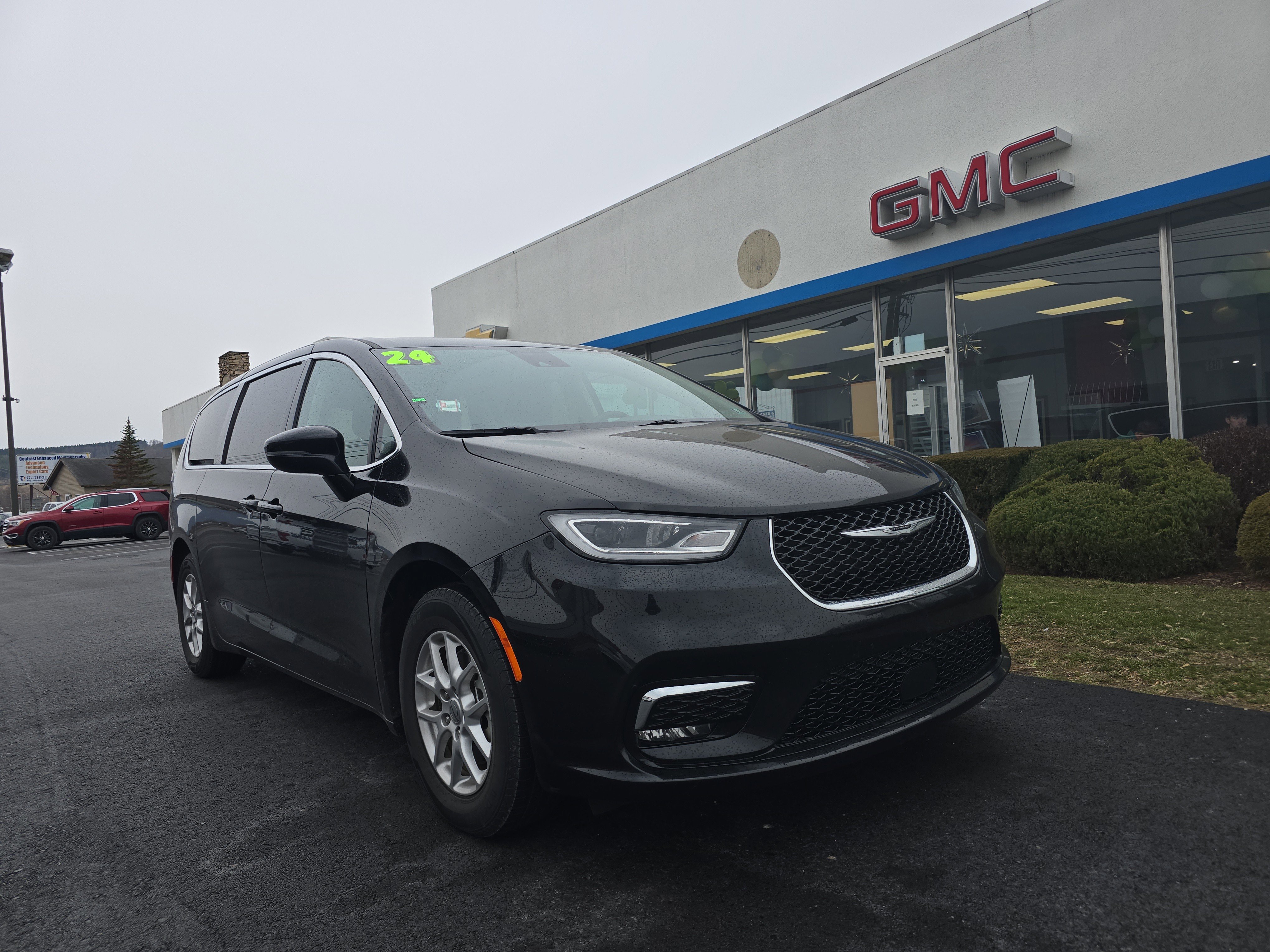 Used 2024 Chrysler Pacifica Touring-L image 1