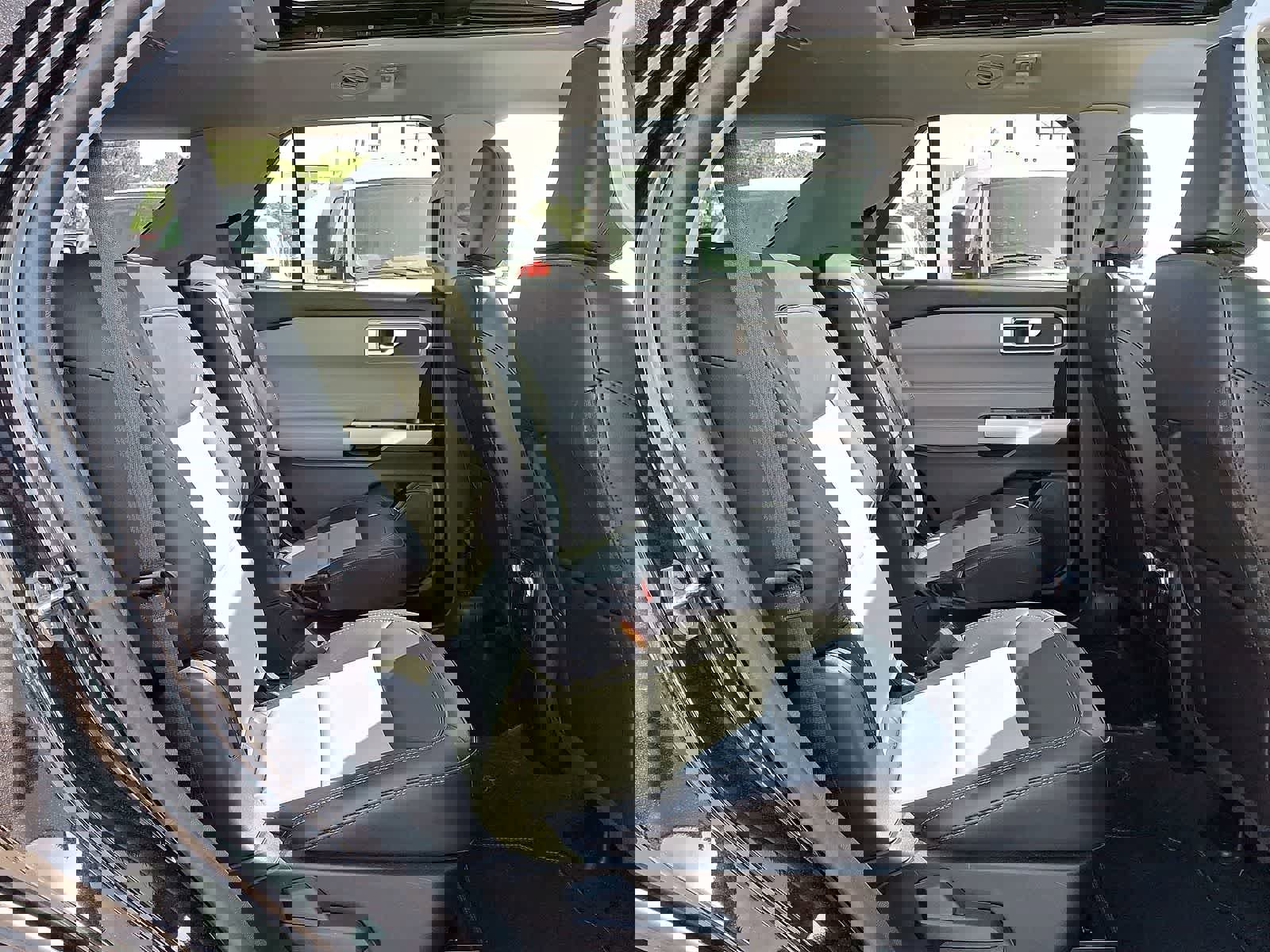 Used 2022 Ford Explorer XLT w/ Equipment Group 202A AWD/4WD image 33