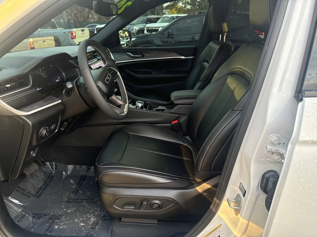 Used 2024 Jeep Grand Cherokee Limited image 9