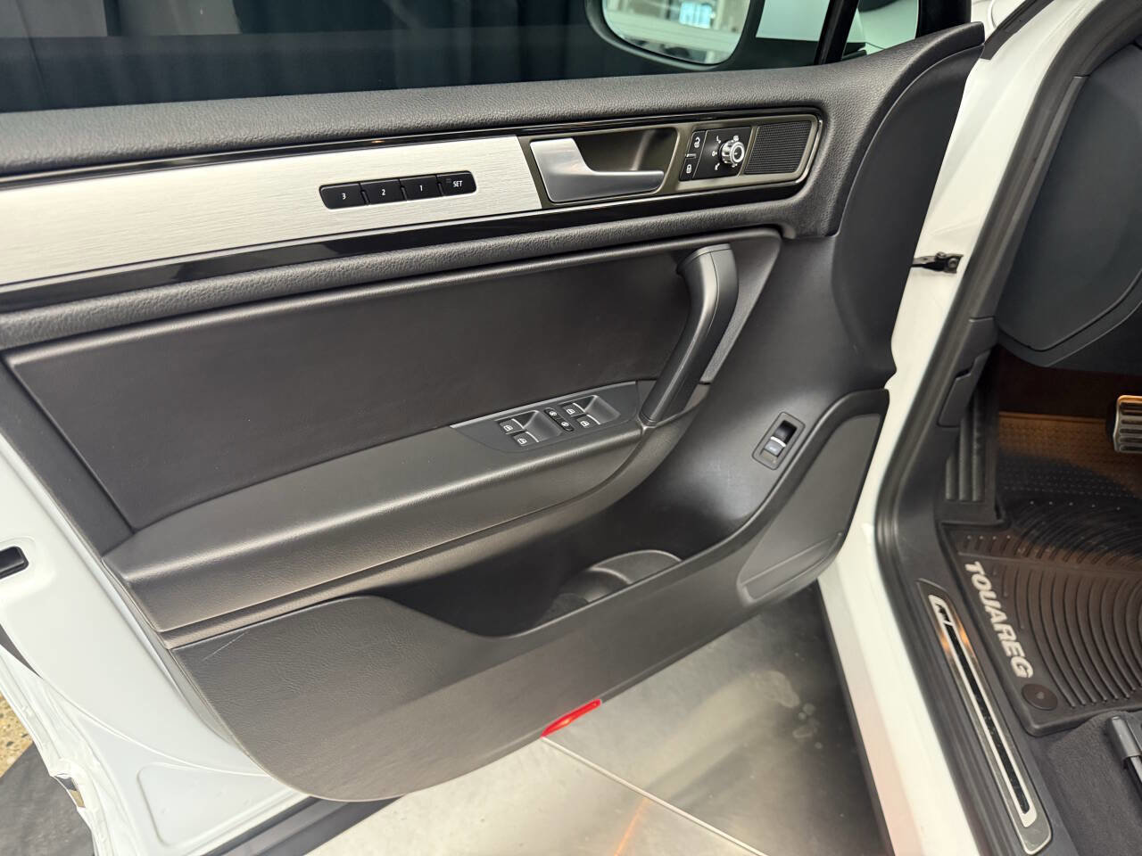 Used 2014 Volkswagen Touareg VR6 image 20