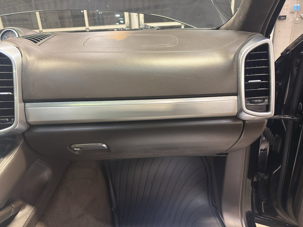 Used 2015 Porsche Cayenne Turbo AWD/4WD image 23