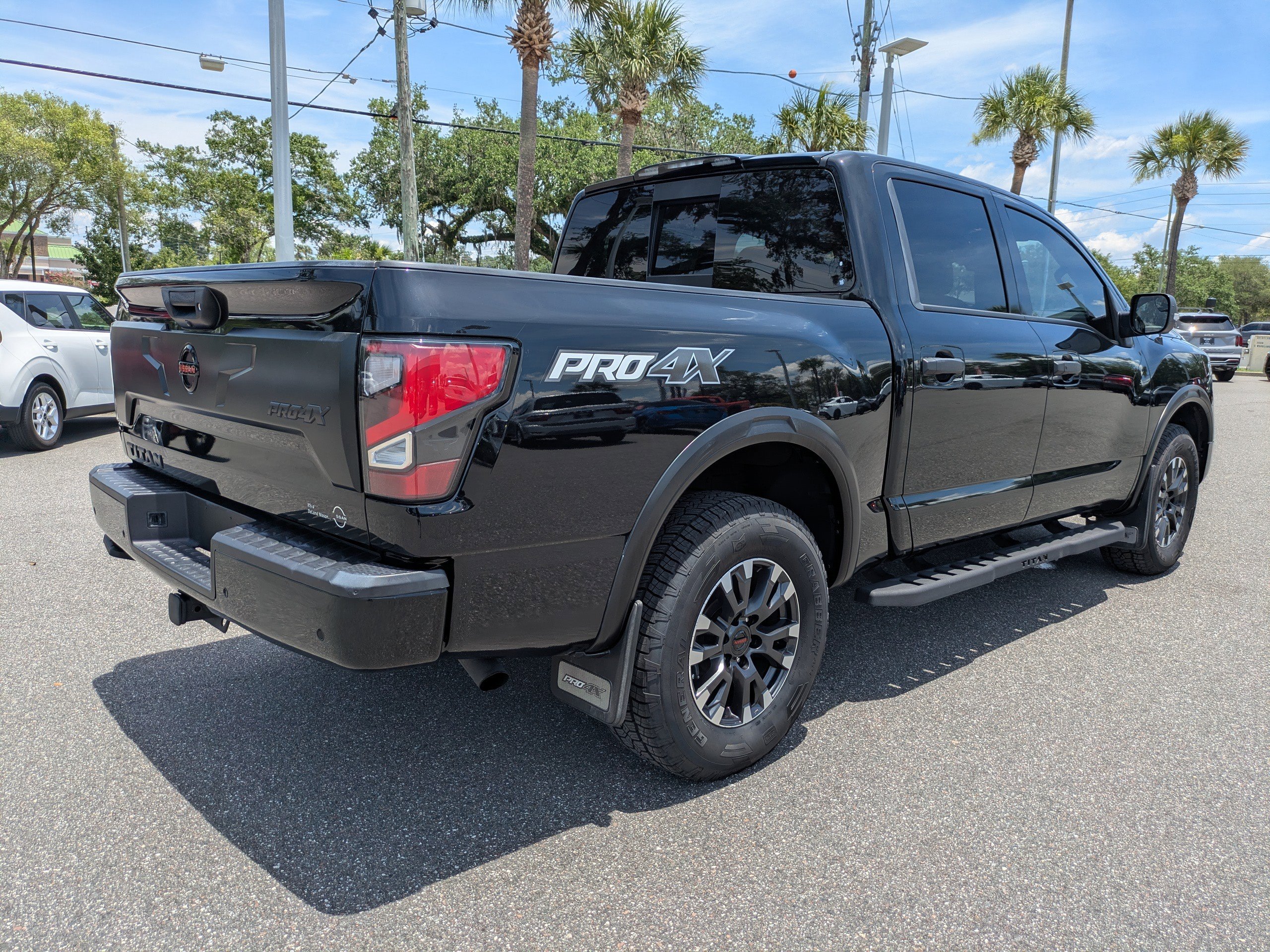 Used 2021 Nissan Titan PRO-4X w/ Pro-4x Convenience Package AWD/4WD image 4