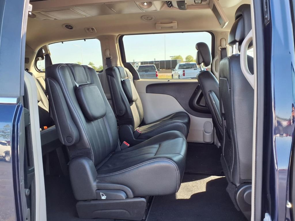Used 2016 Chrysler Town & Country Touring w/ Driver Convenience Group FWD image 25