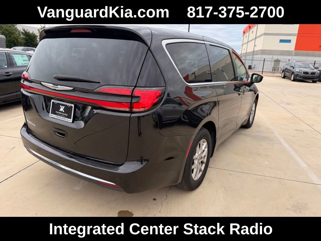 Used 2023 Chrysler Pacifica Touring-L FWD image 4