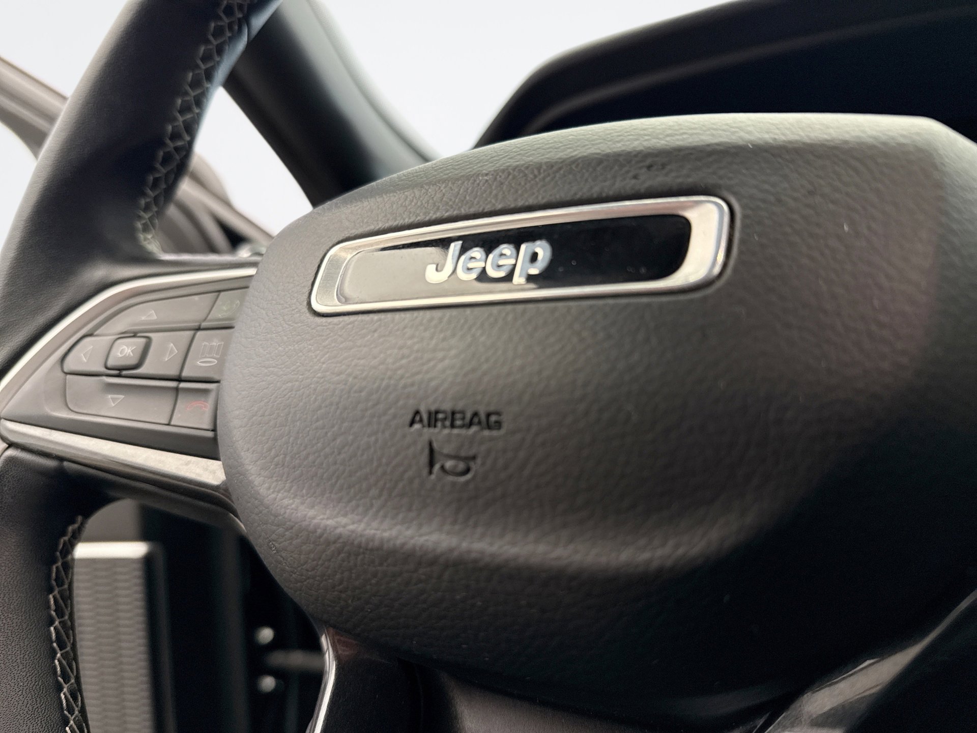 Used 2022 Jeep Grand Cherokee L Laredo AWD/4WD image 17