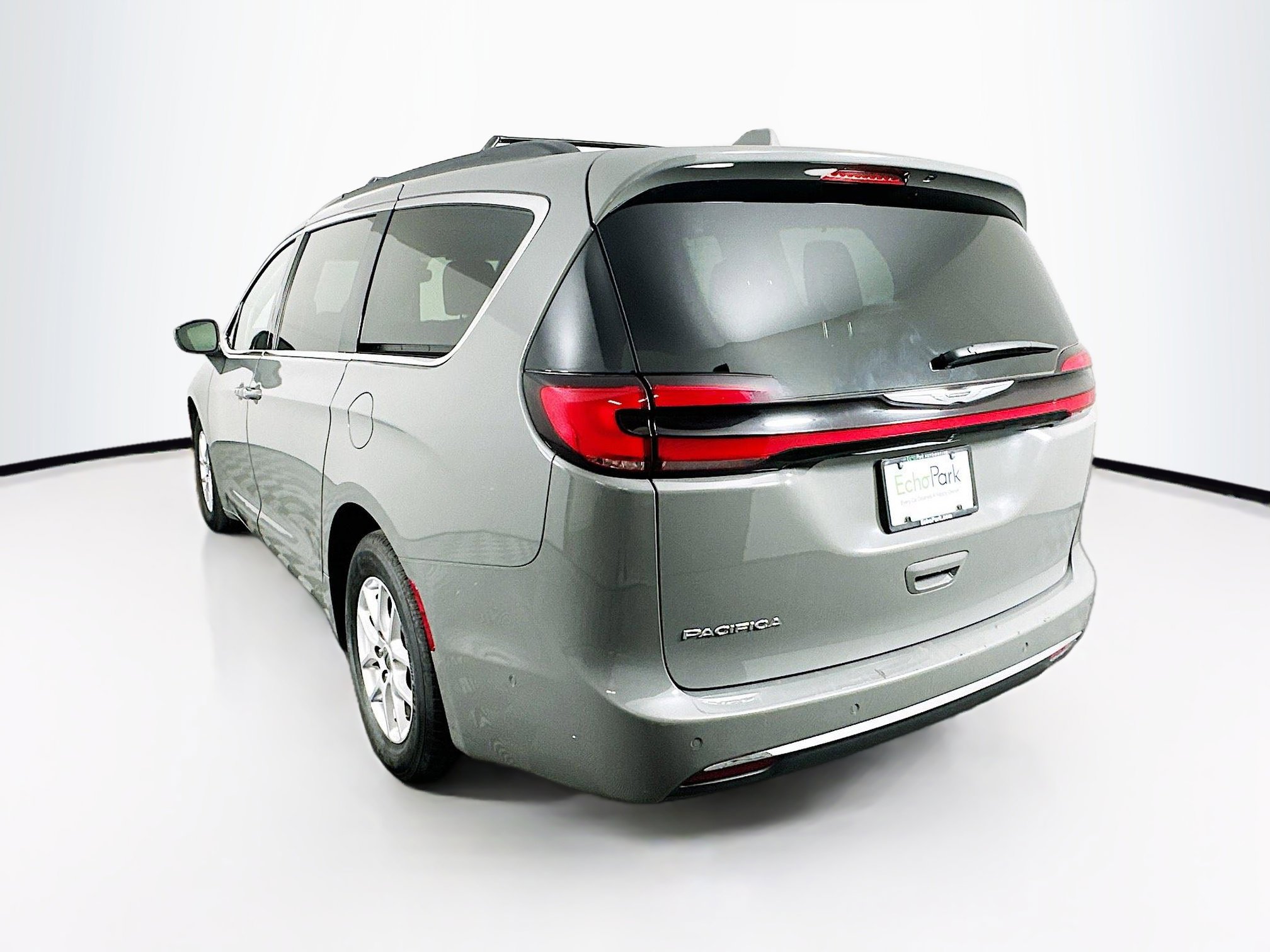 Used 2022 Chrysler Pacifica Touring-L w/ Uconnect Theater Family Group image 5
