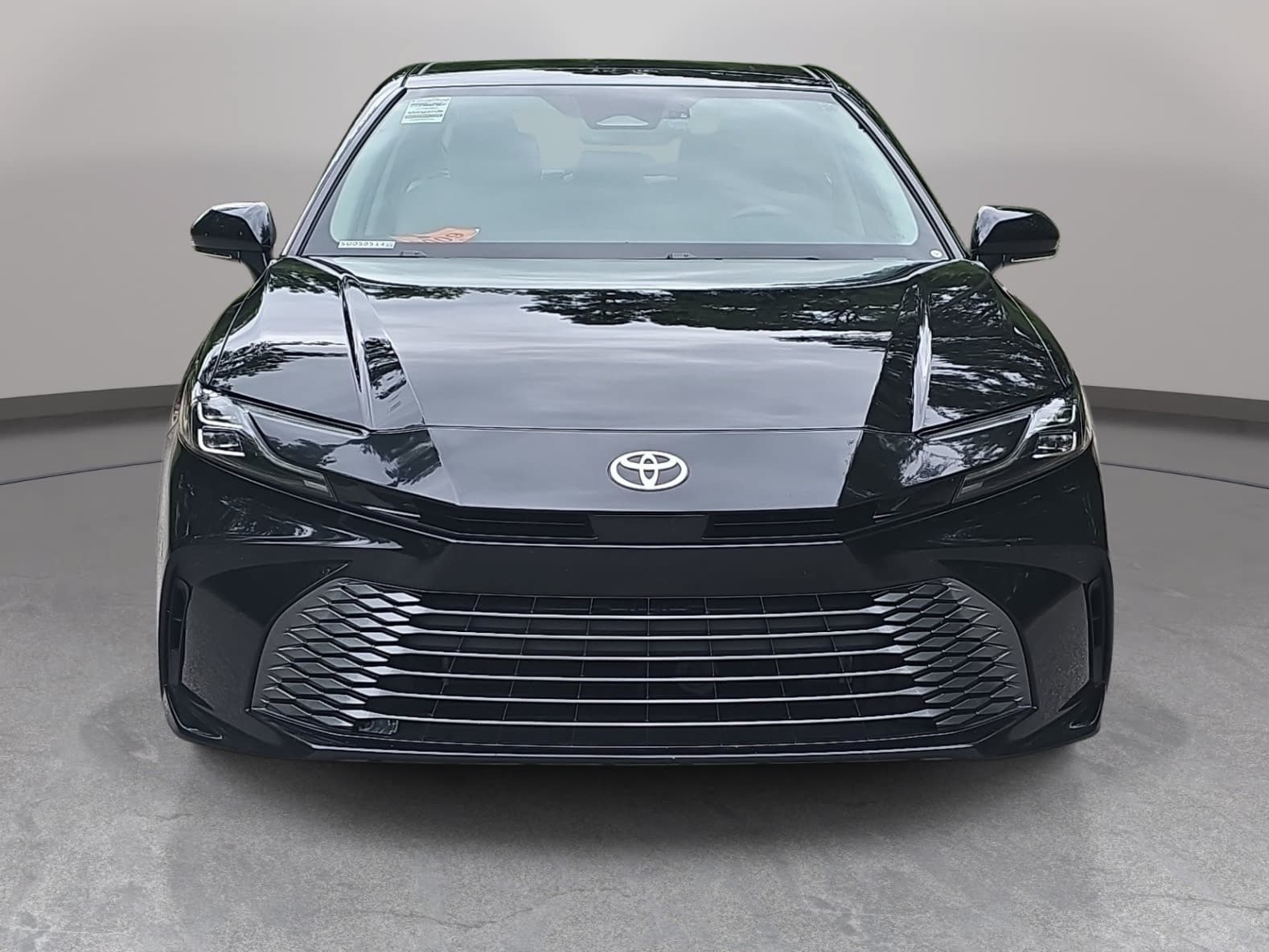 Used 2025 Toyota Camry XLE FWD image 2