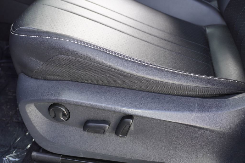 Used 2022 Volkswagen Tiguan SE R-Line image 14