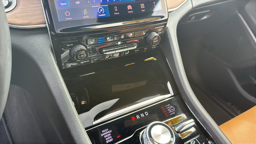 Used 2025 Jeep Grand Cherokee Summit AWD/4WD image 22