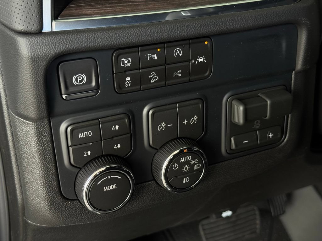 New 2026 Chevrolet Suburban Premier w/ Sun And Tow Package AWD/4WD image 32