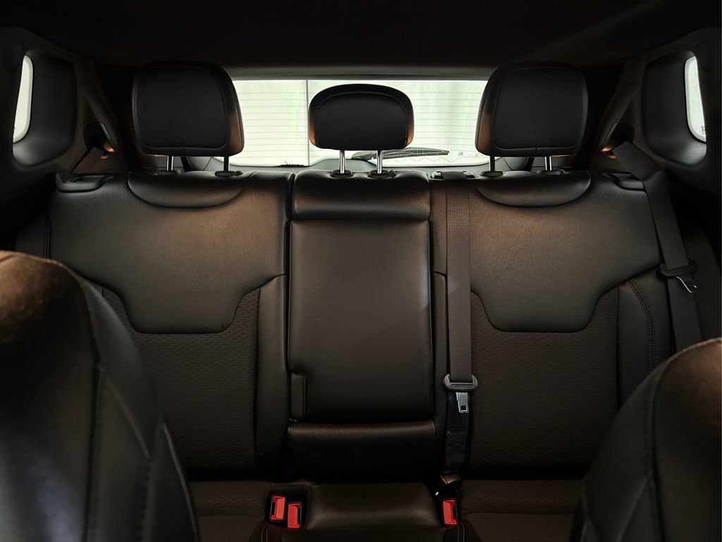 Used 2025 Jeep Compass Latitude image 36