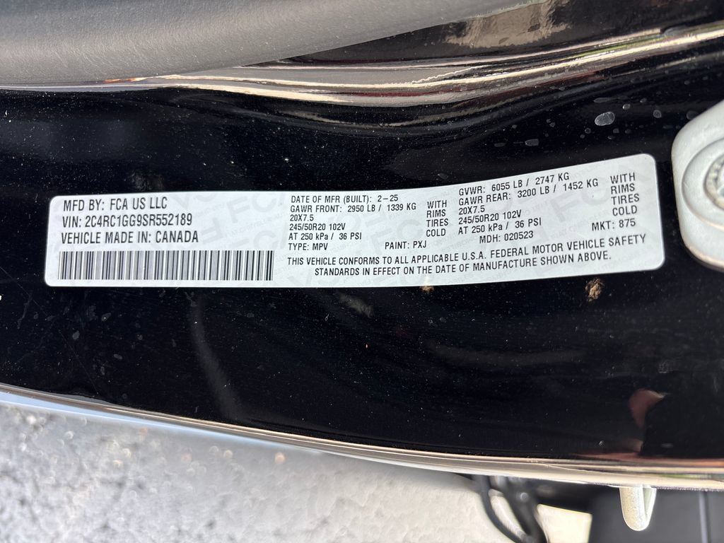 Used 2025 Chrysler Pacifica Limited FWD image 31