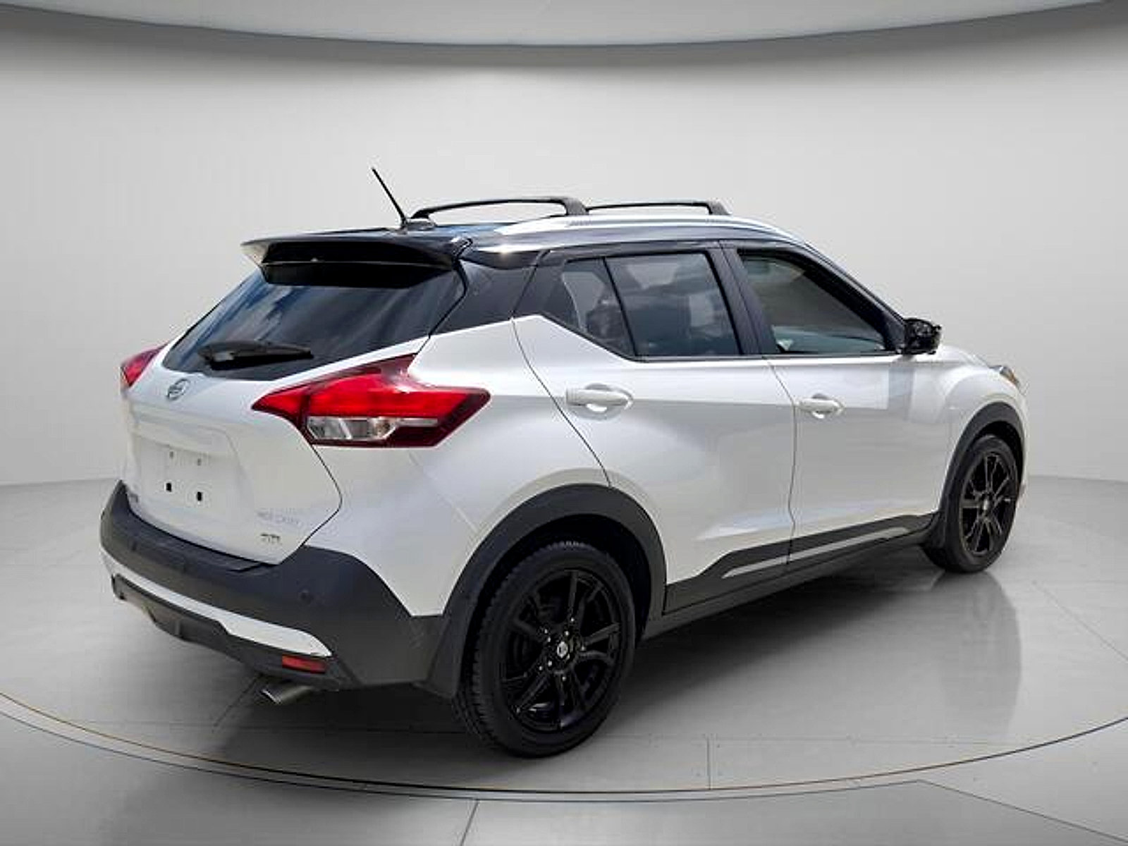Used 2020 Nissan Kicks SR w/ Exterior Package FWD image 7