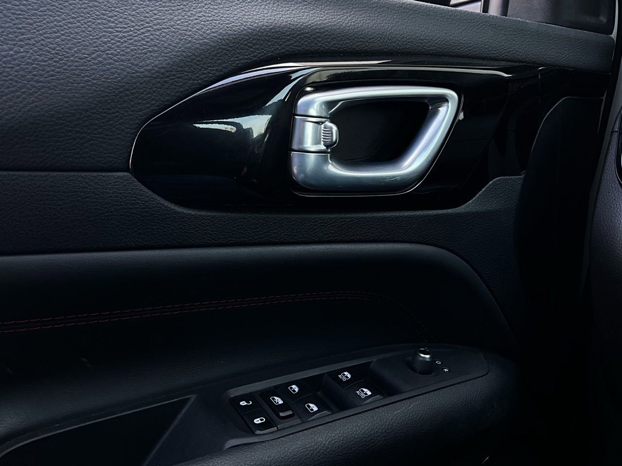 Used 2025 Jeep Compass Trailhawk image 20