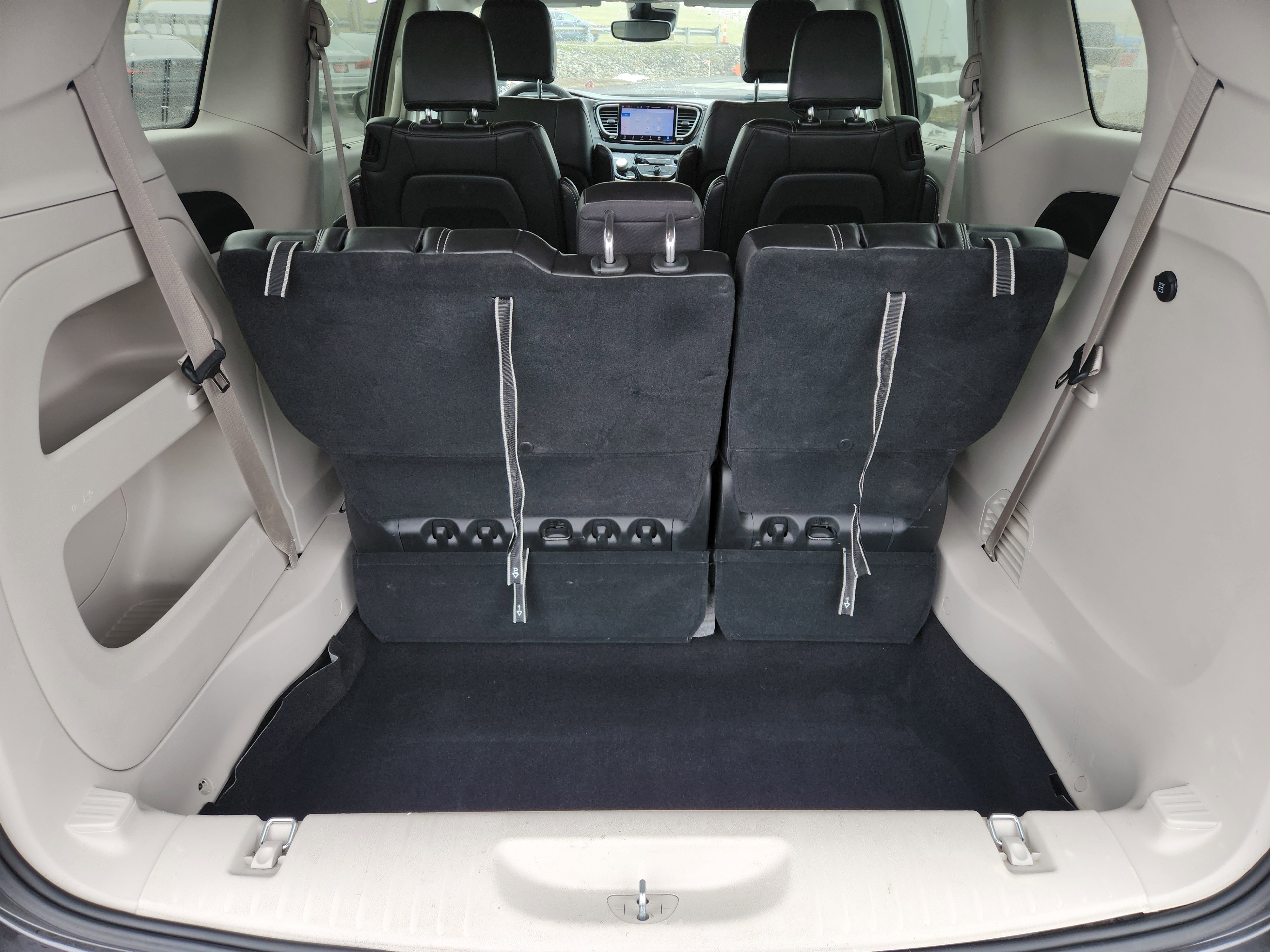 Used 2023 Chrysler Pacifica Touring-L image 10