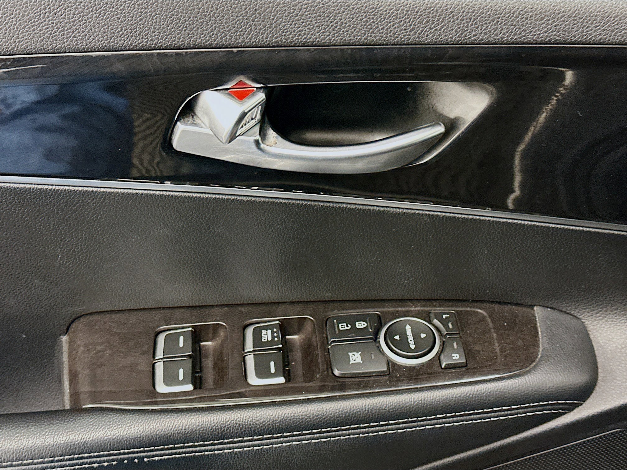 Used 2017 Kia Sorento LX w/ LX Convenience Package image 15