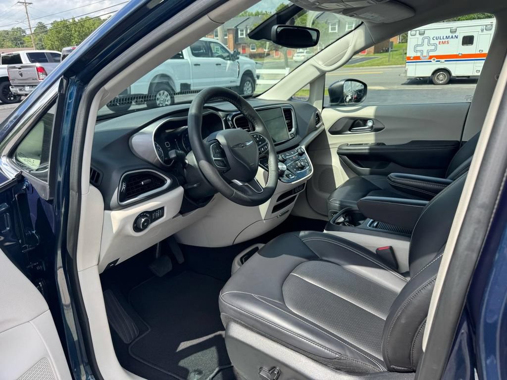 Used 2023 Chrysler Pacifica Touring-L FWD image 16