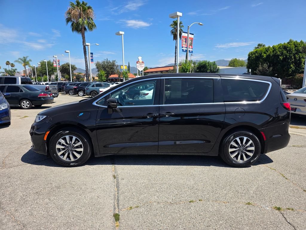 Certified 2024 Chrysler Pacifica Limited FWD image 9