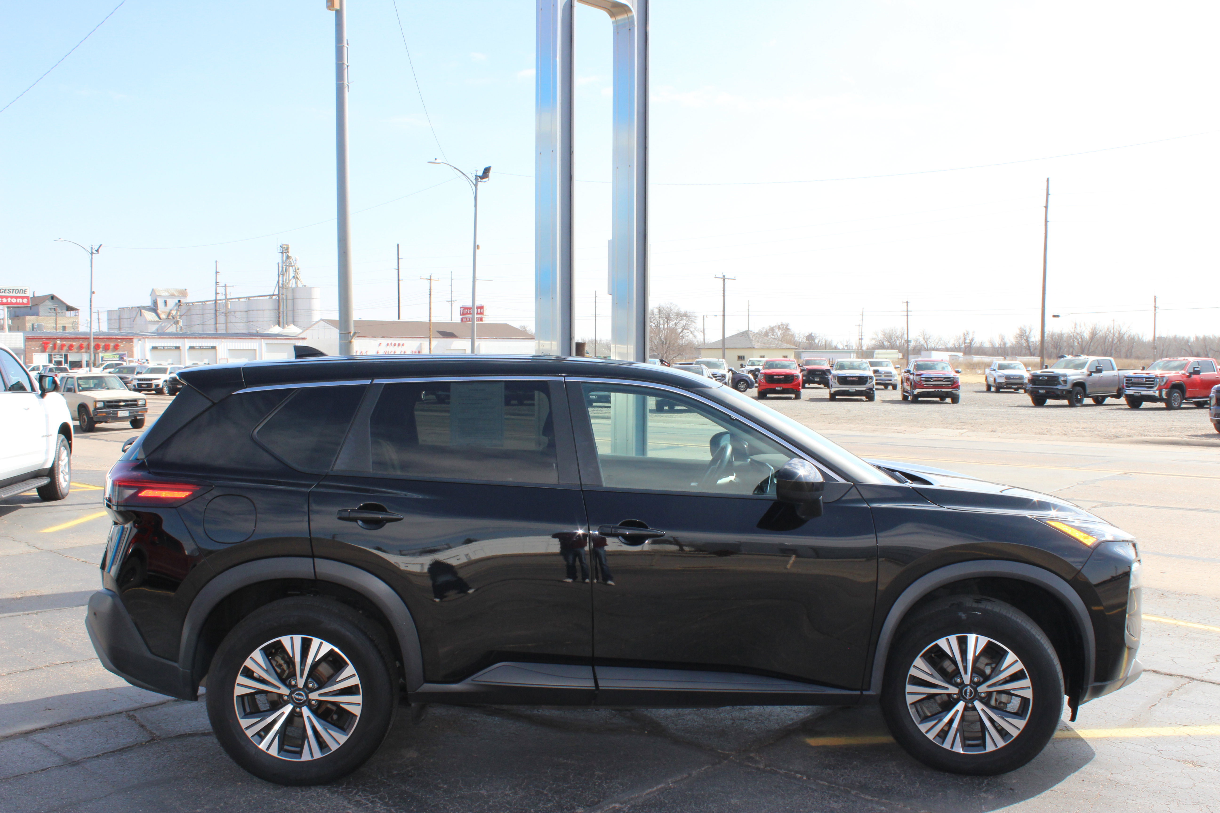 Used 2023 Nissan Rogue SV image 5