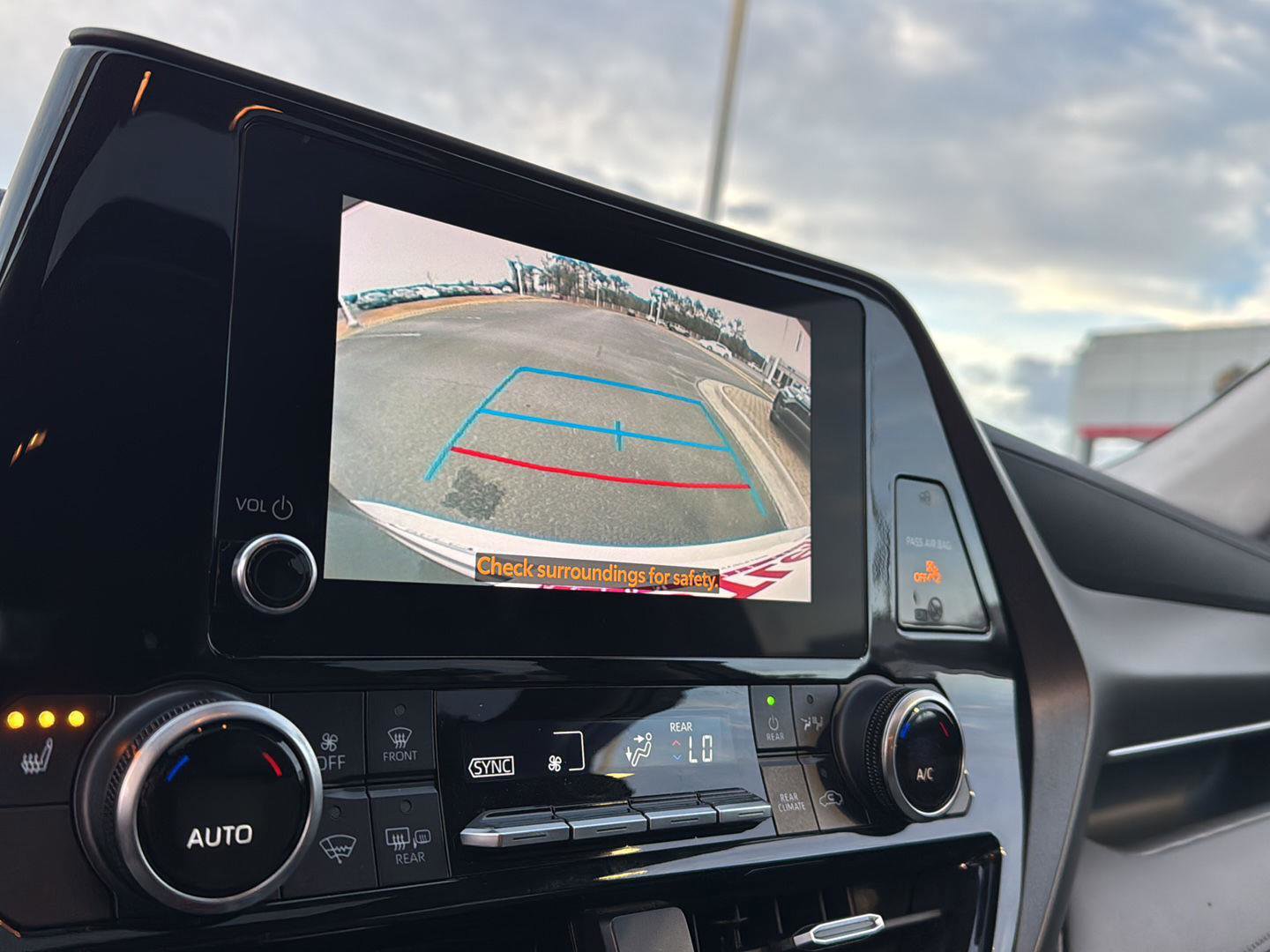 Certified 2023 Toyota Highlander XLE image 22