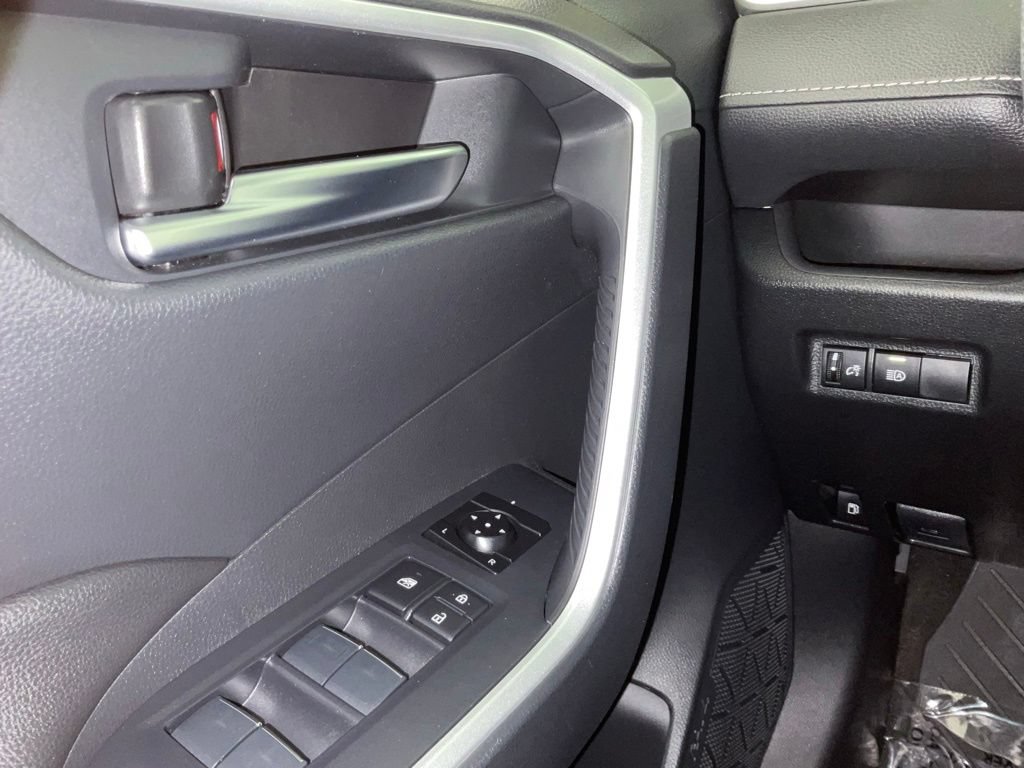 Used 2025 Toyota RAV4 XLE AWD/4WD image 20