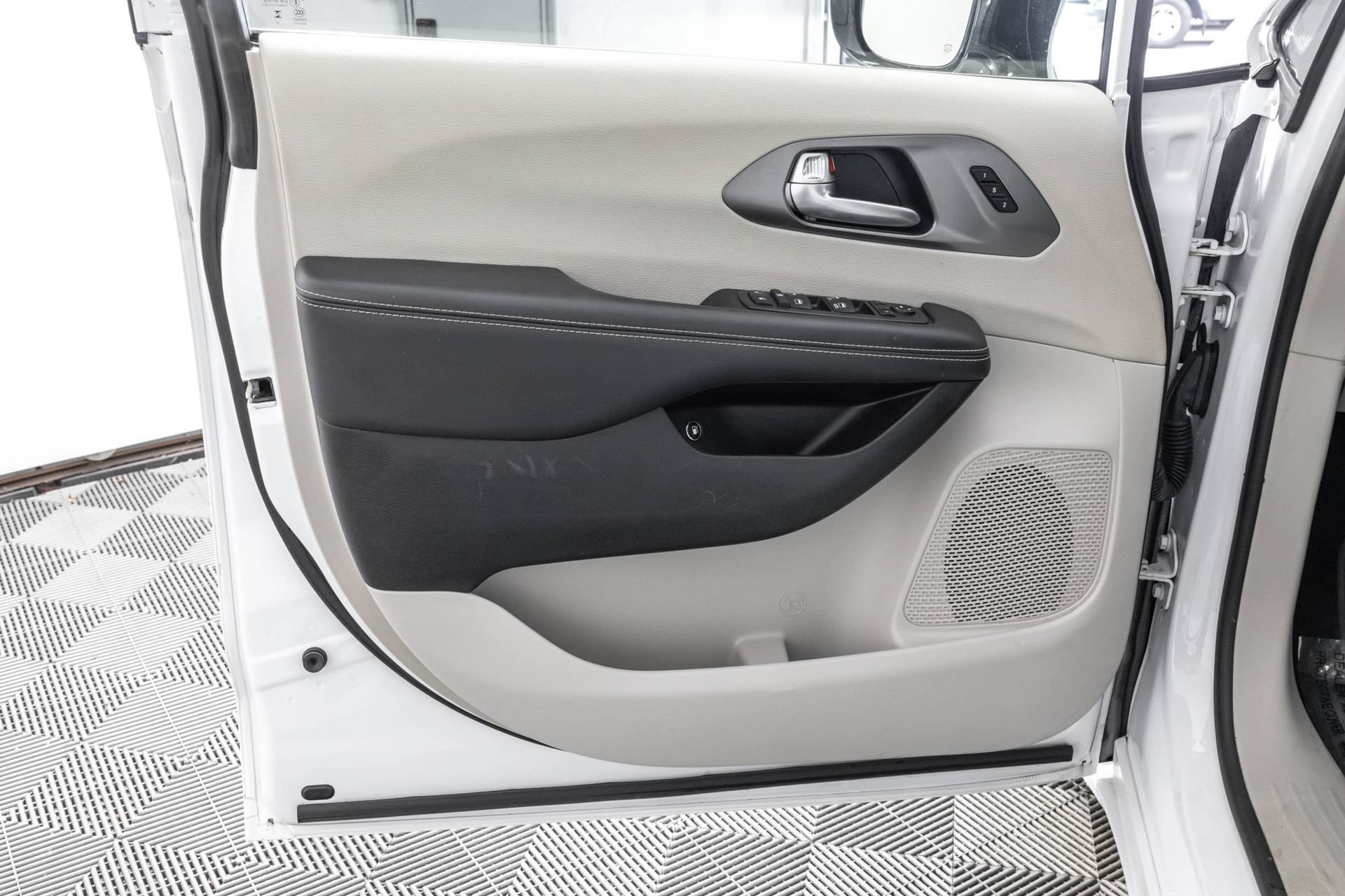 Used 2024 Chrysler Pacifica Limited FWD image 36