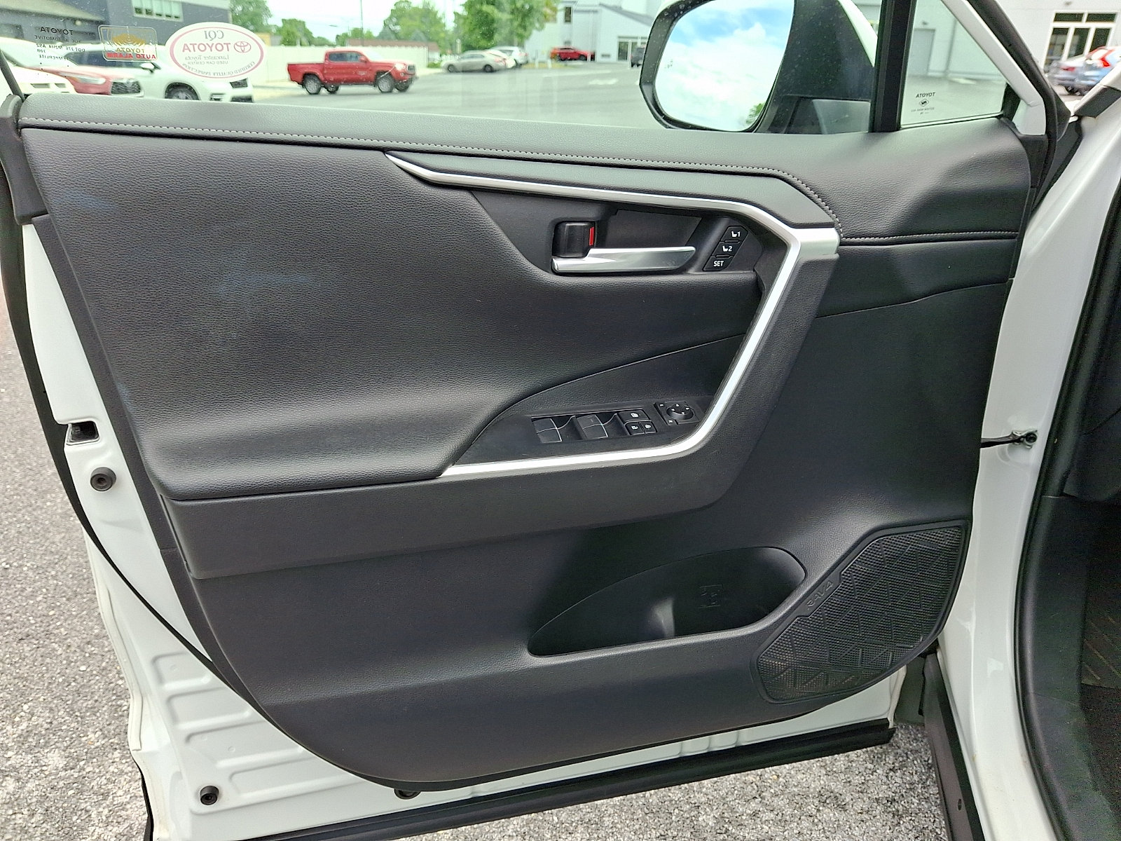 Used 2019 Toyota RAV4 Limited w/ Carpet Mat Package AWD/4WD image 14