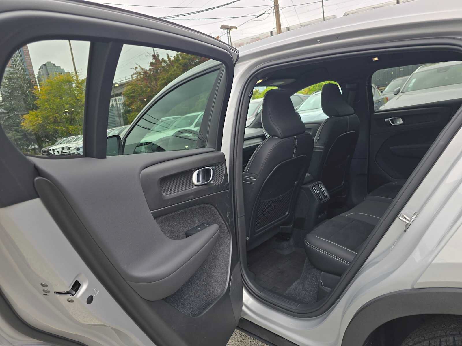 Certified 2023 Volvo C40 P8 Recharge Ultimate w/ Protection Package Premier AWD/4WD image 17