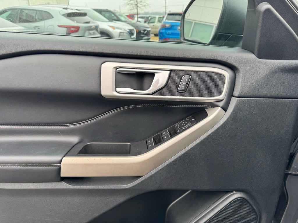 Used 2022 Ford Explorer XLT image 11