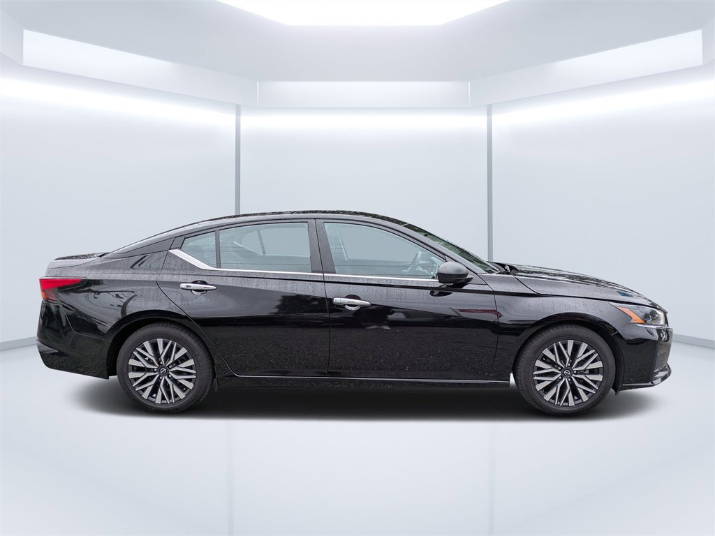 Used 2024 Nissan Altima 2.5 SV image 2