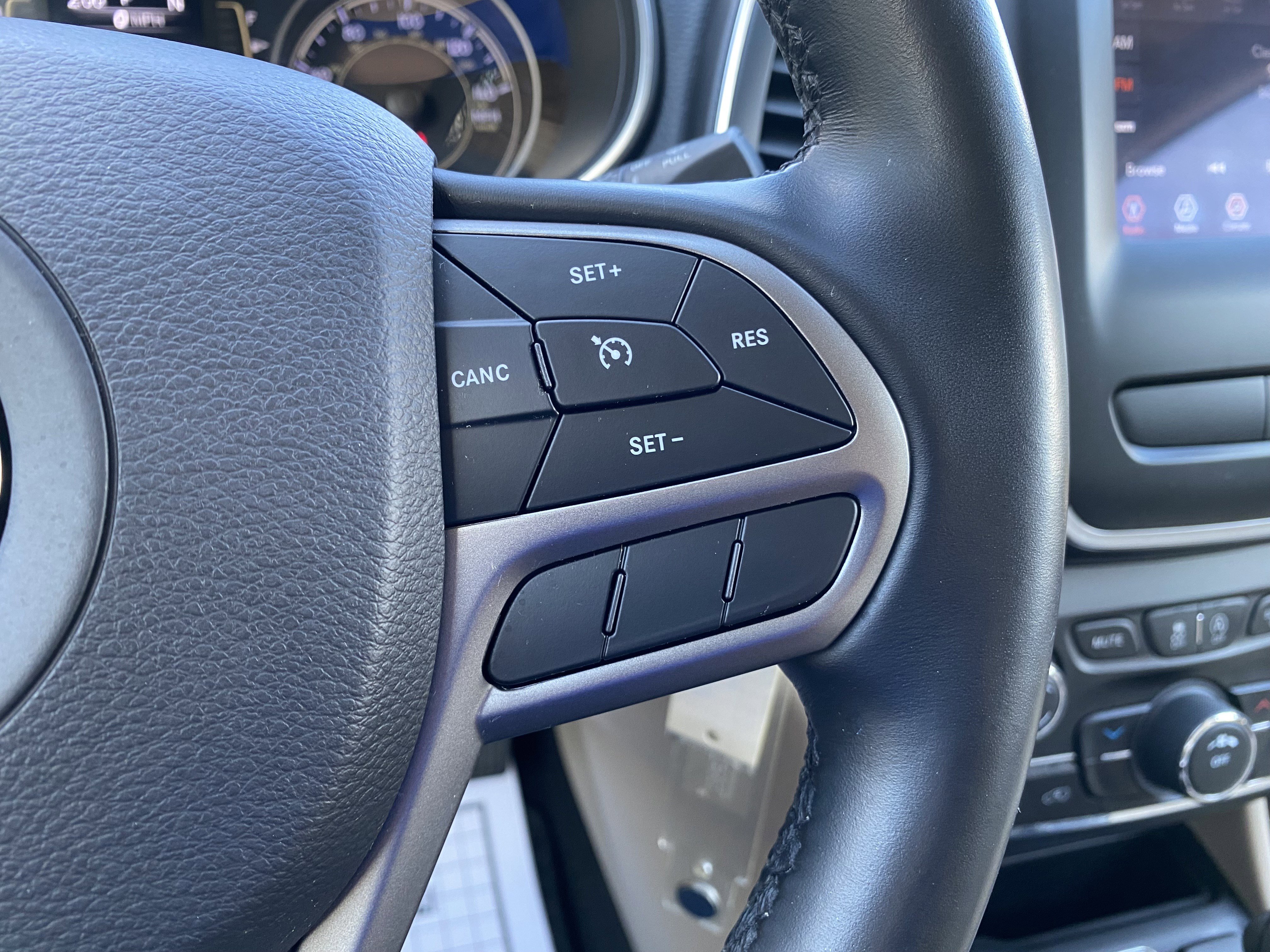 Used 2020 Jeep Cherokee Latitude w/ Cold Weather Group image 21