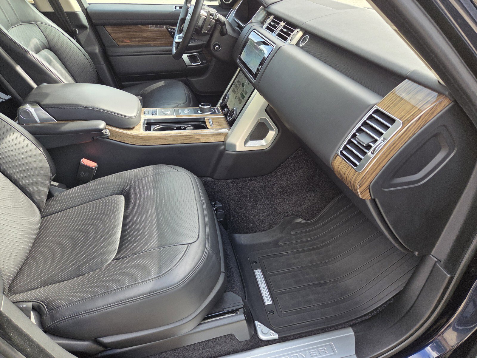 Used 2020 Land Rover Range Rover HSE image 3