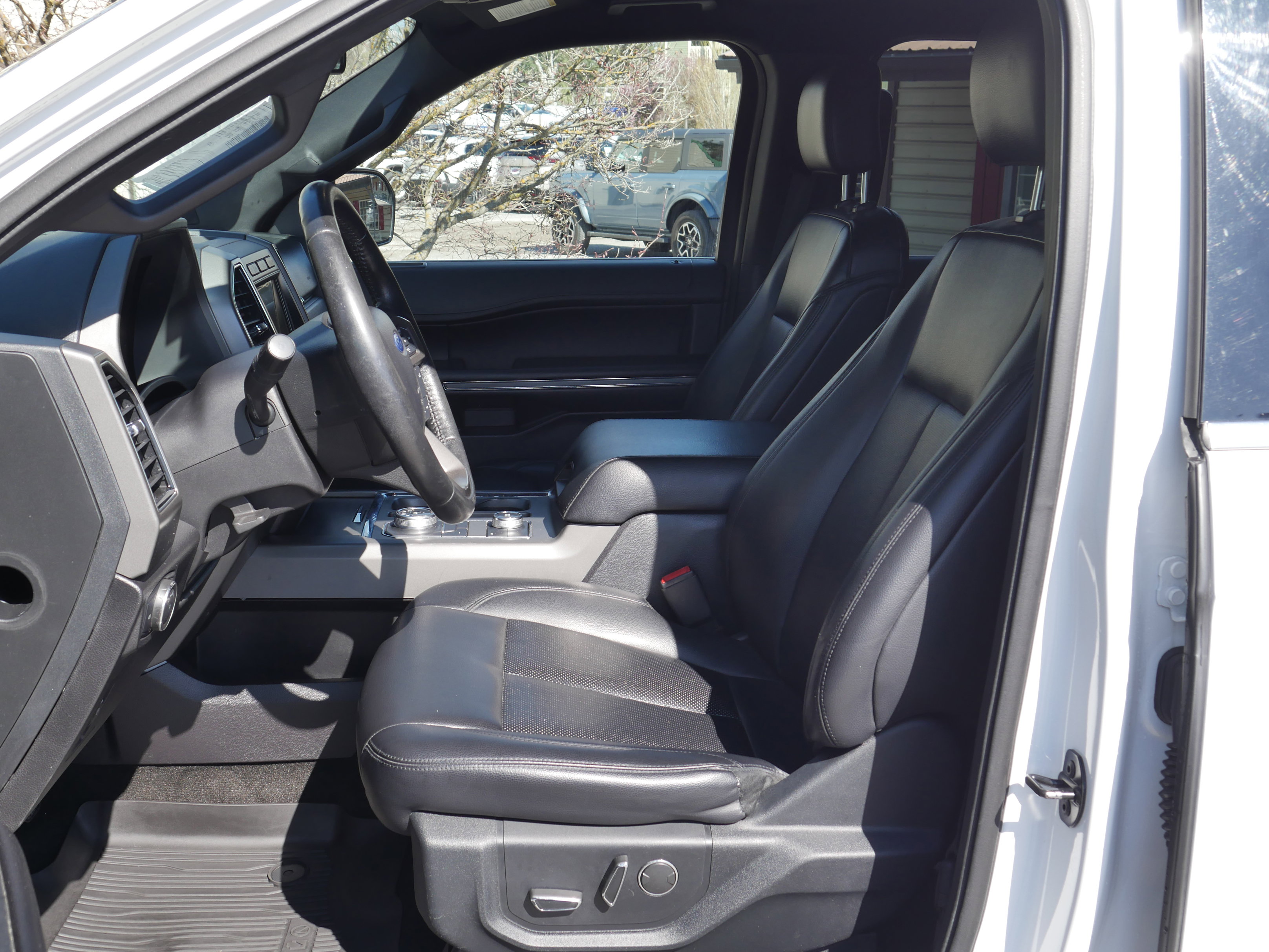 Used 2019 Ford Expedition XLT w/ Equipment Group 201A AWD/4WD image 3