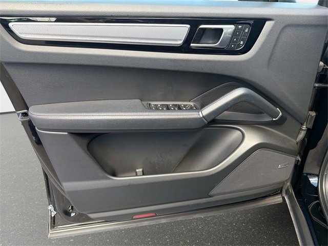 Used 2023 Porsche Cayenne Platinum Edition image 16