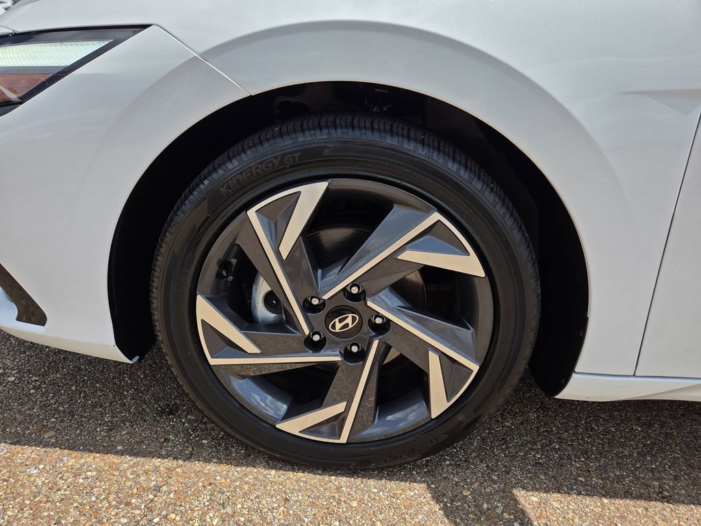 Used 2025 Hyundai Elantra Limited FWD image 26