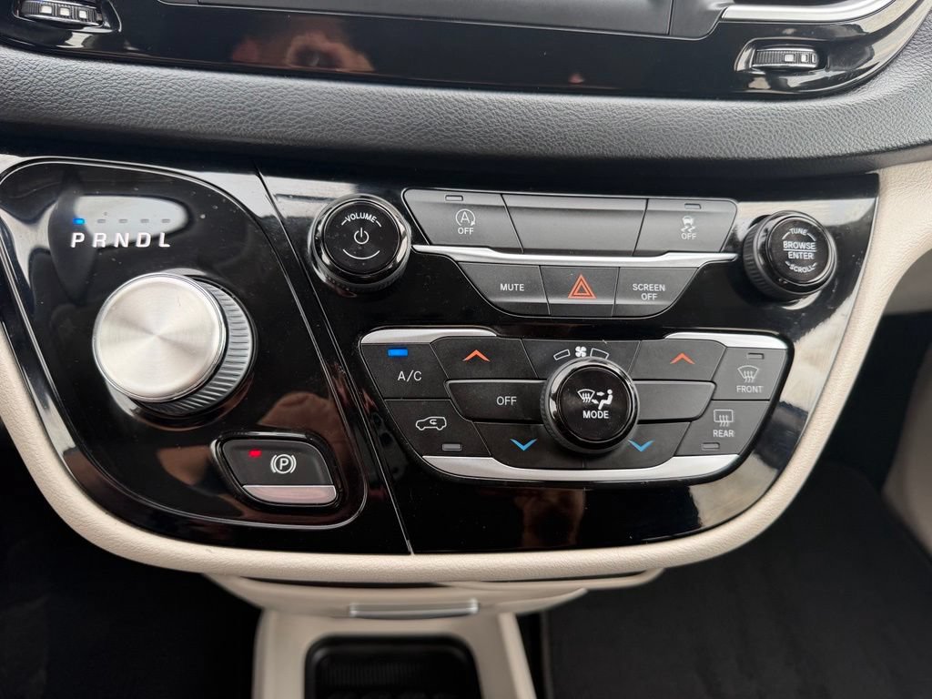 Used 2021 Chrysler Voyager LX FWD image 19