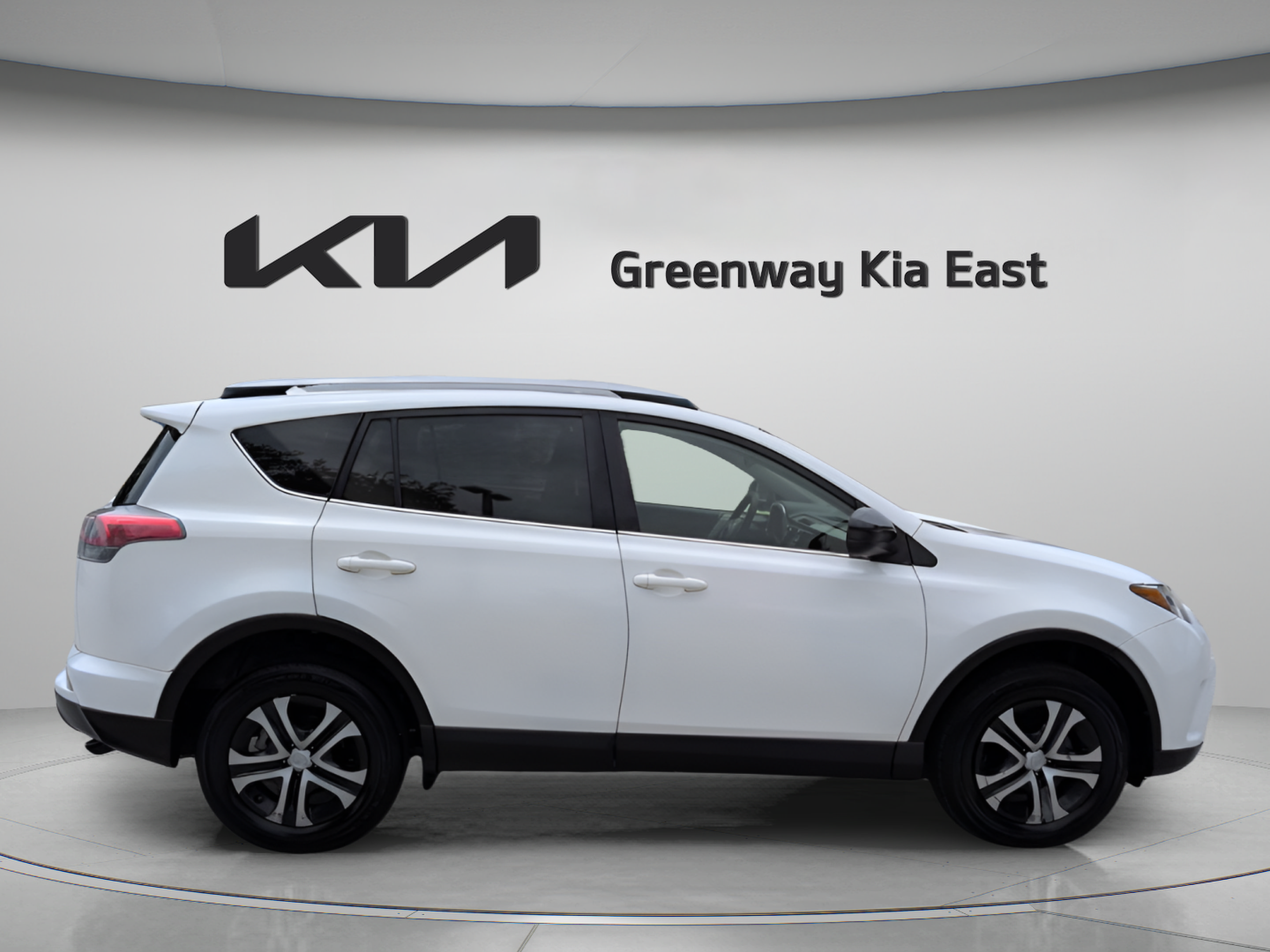 Used 2017 Toyota RAV4 LE FWD image 5