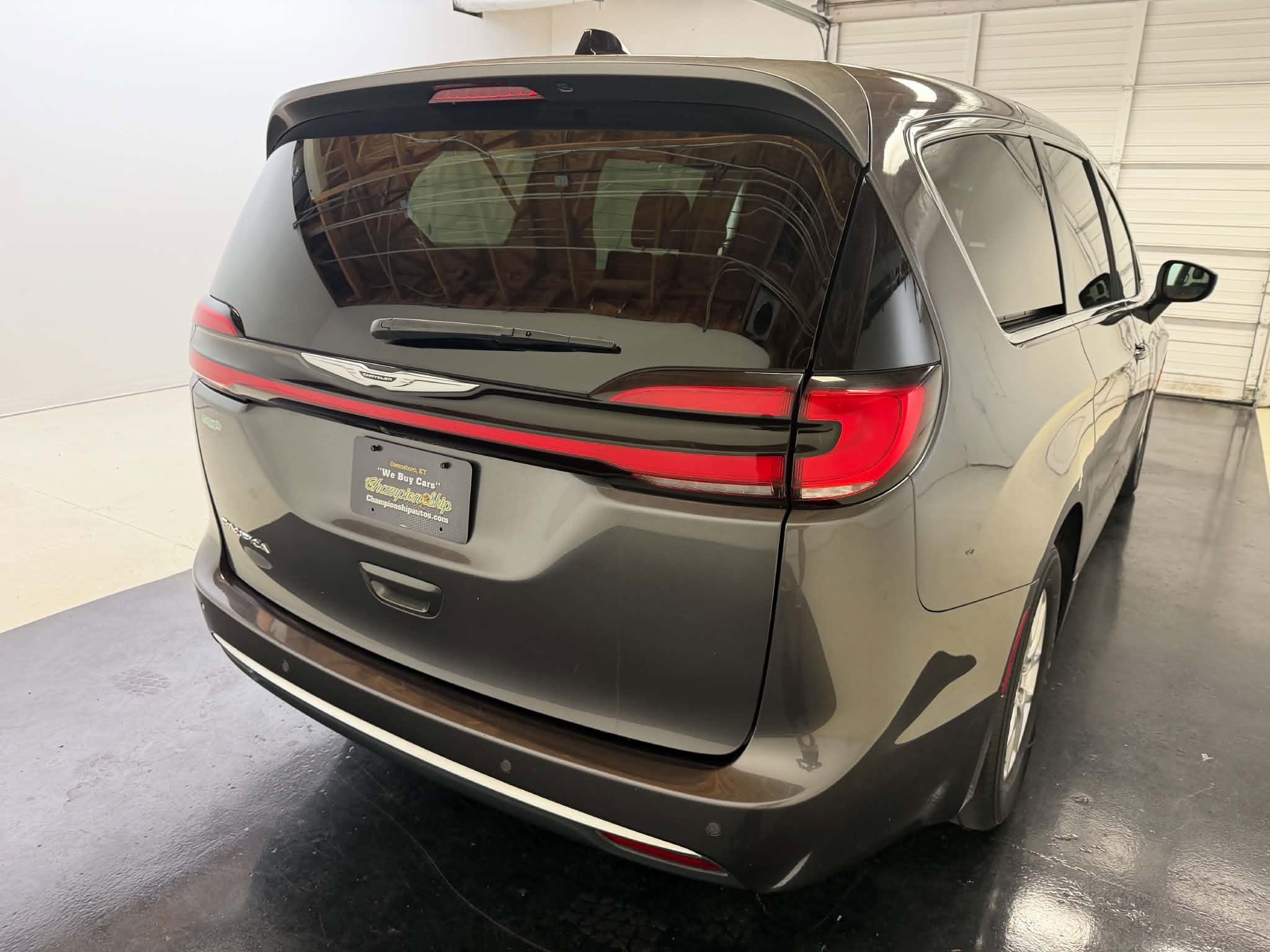 Used 2023 Chrysler Pacifica Touring-L FWD image 11