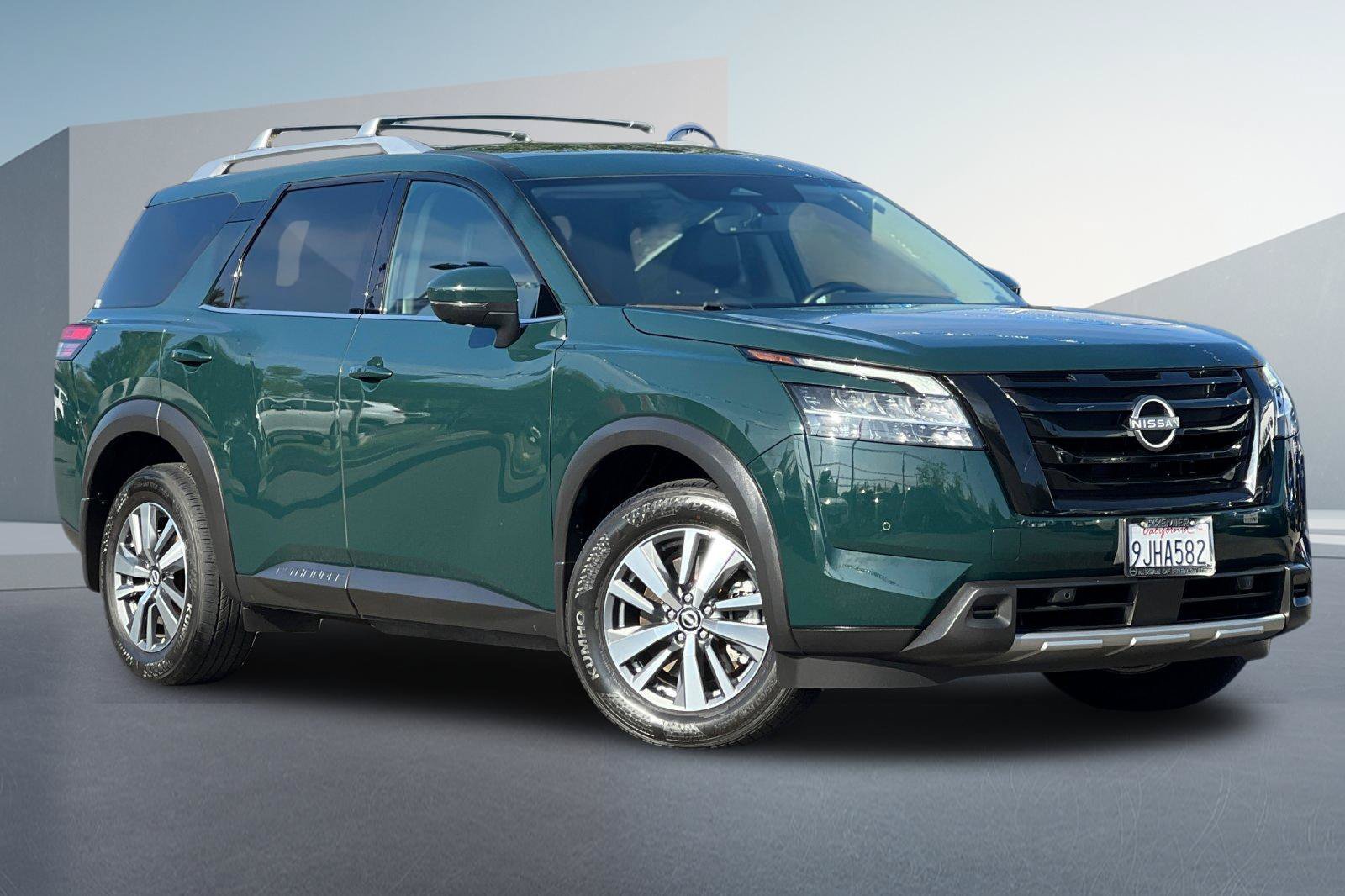 Certified 2024 Nissan Pathfinder SL w/ Black Appearance Package FWD image 2