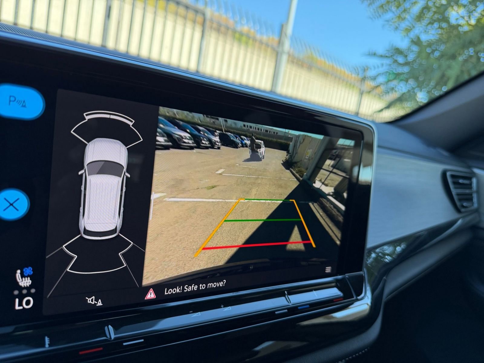 Used 2025 Volkswagen Atlas Cross Sport SE image 17