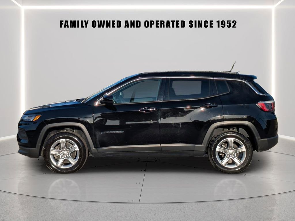 Used 2023 Jeep Compass Latitude w/ Convenience Group AWD/4WD image 3