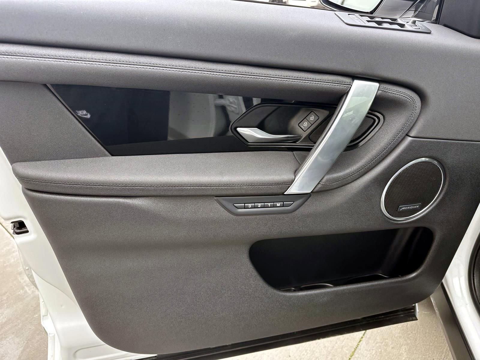 Used 2025 Land Rover Discovery Sport S image 9