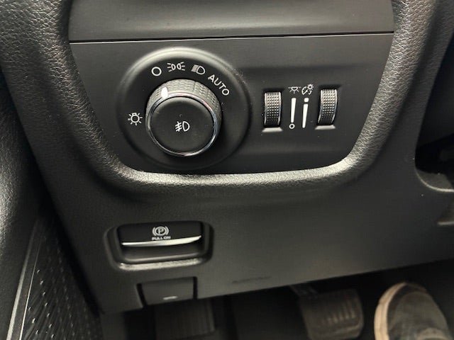 Used 2023 Jeep Grand Cherokee Limited w/ Black Appearance Package AWD/4WD image 25