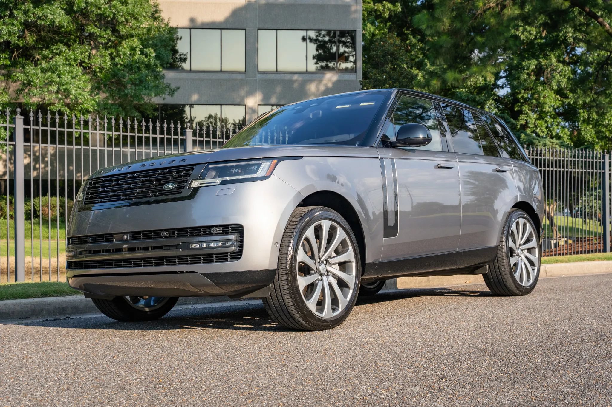 Used 2023 Land Rover Range Rover SE AWD/4WD image 1